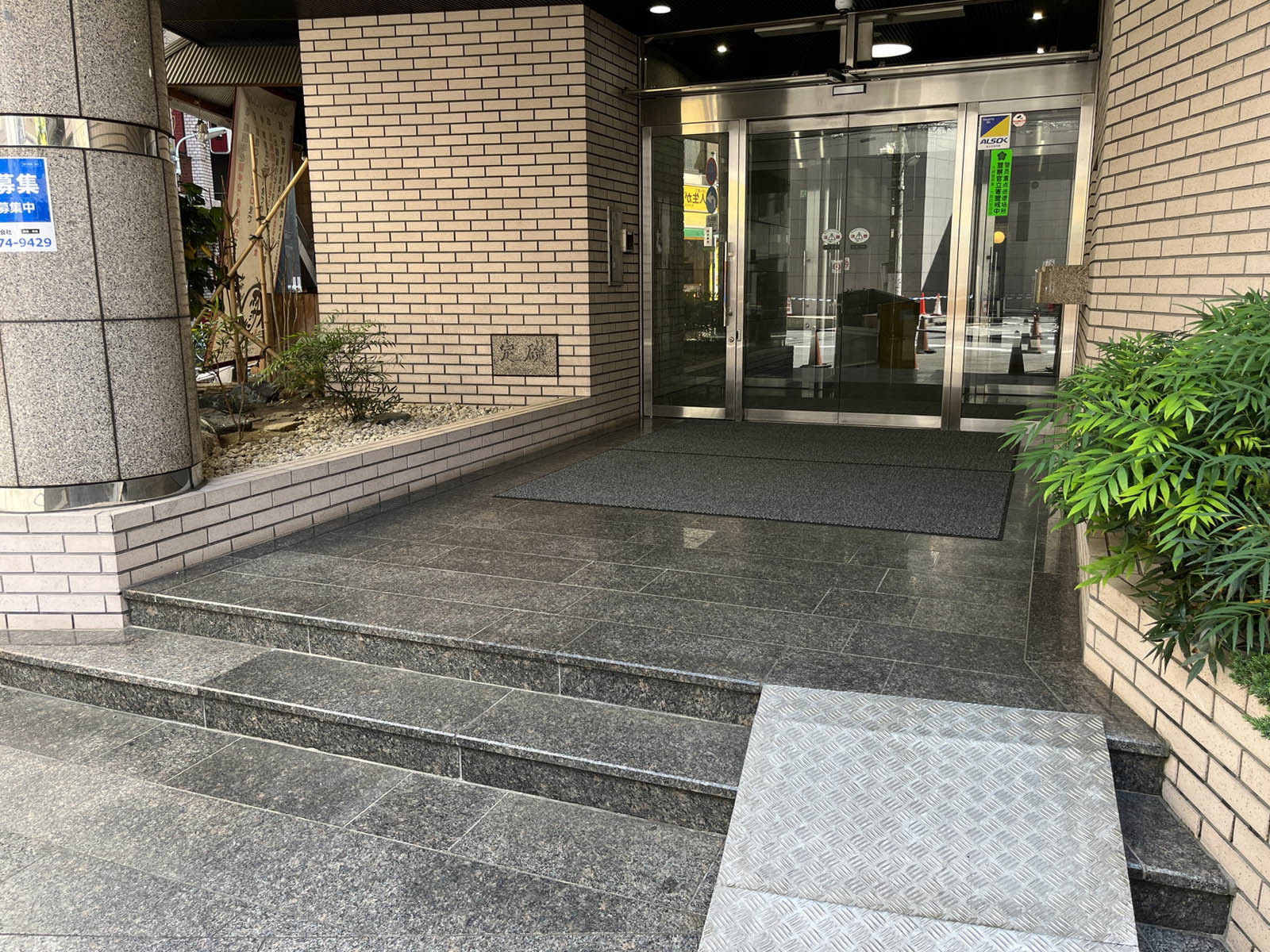 オフィスビル出入口