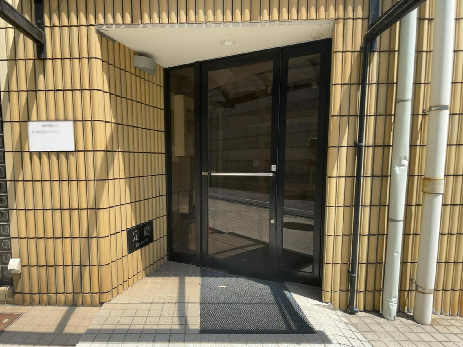 オフィスビル出入口
