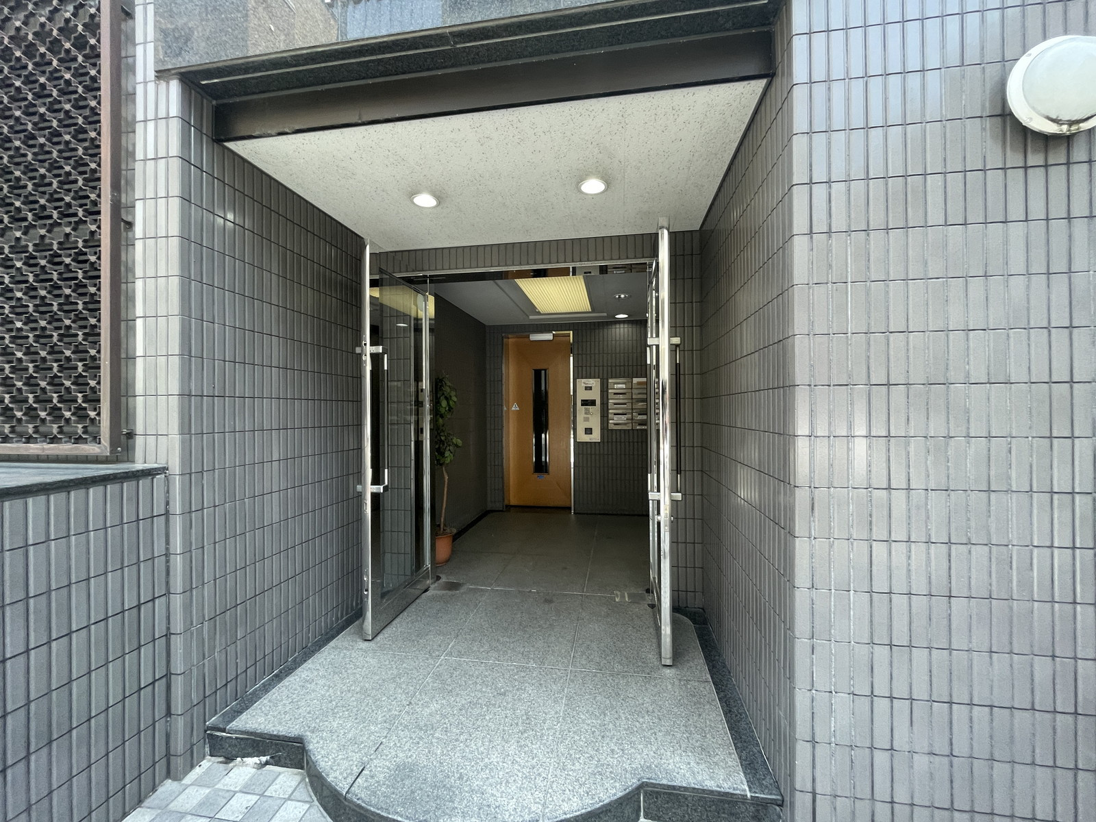 オフィスビル出入口