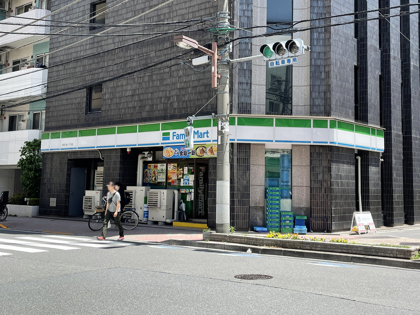 1階のファミリーマート 台東三筋一丁目店