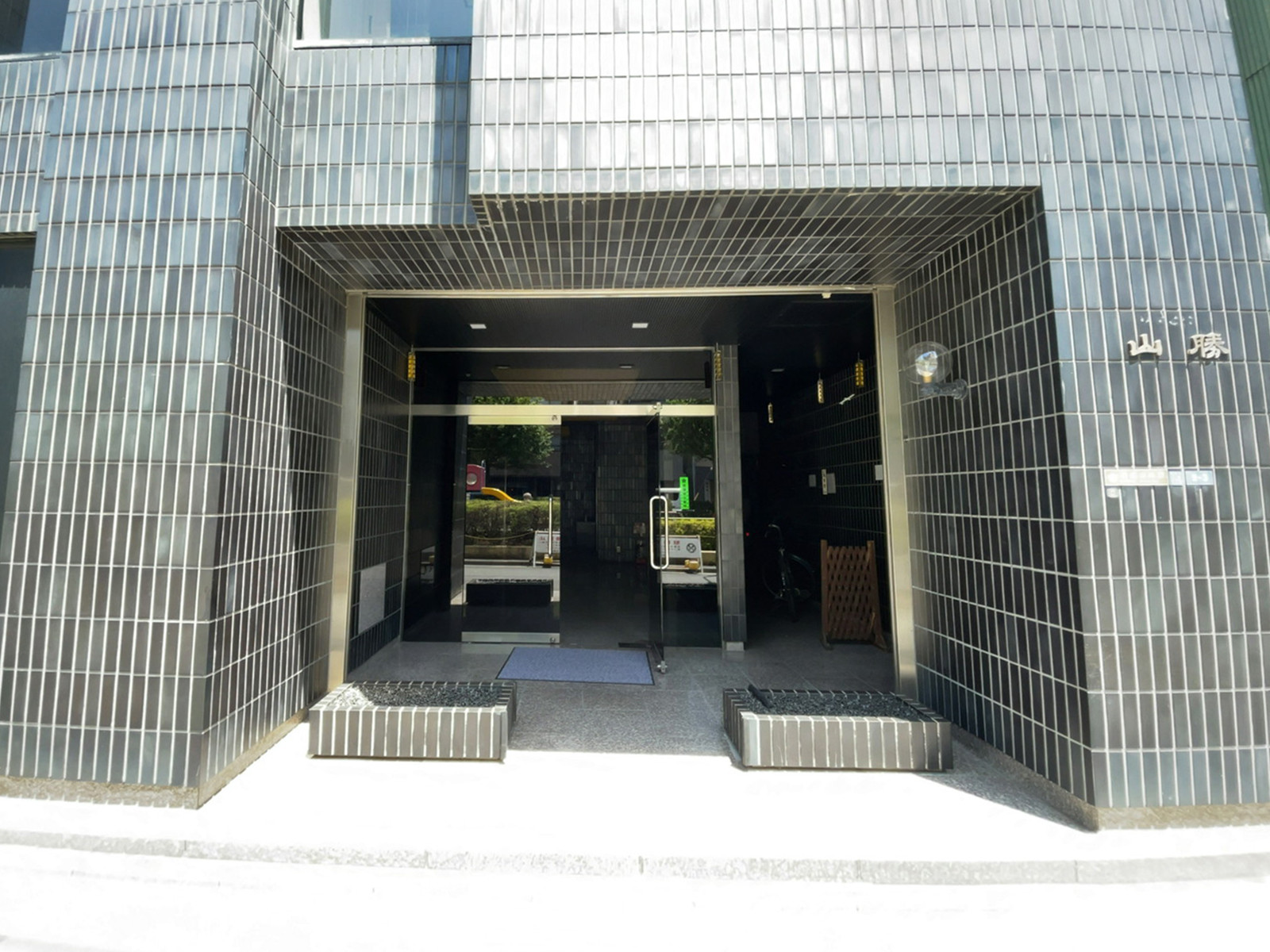 オフィスビル出入口