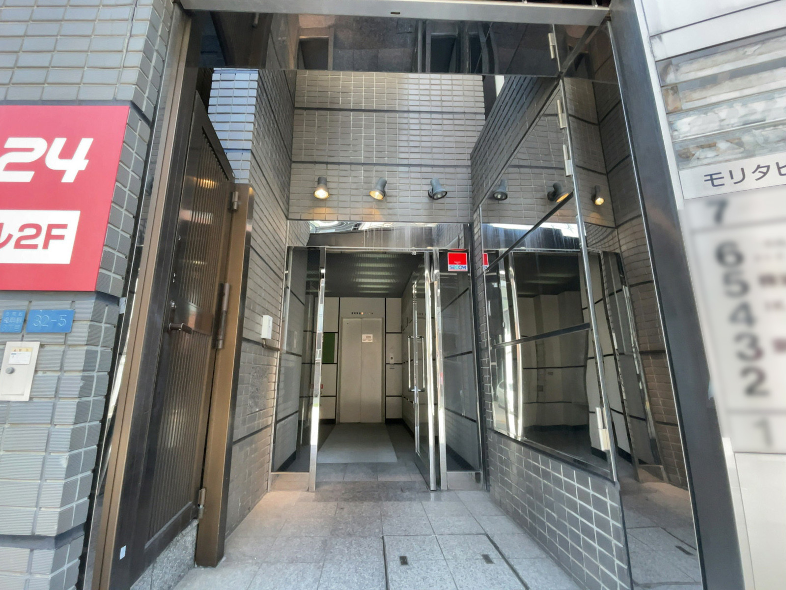 オフィスビル出入口