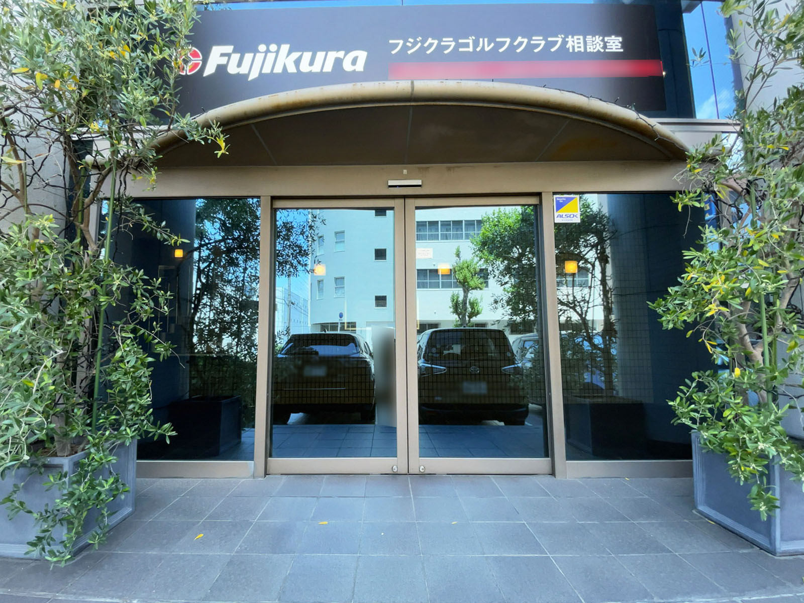 オフィスビル出入口