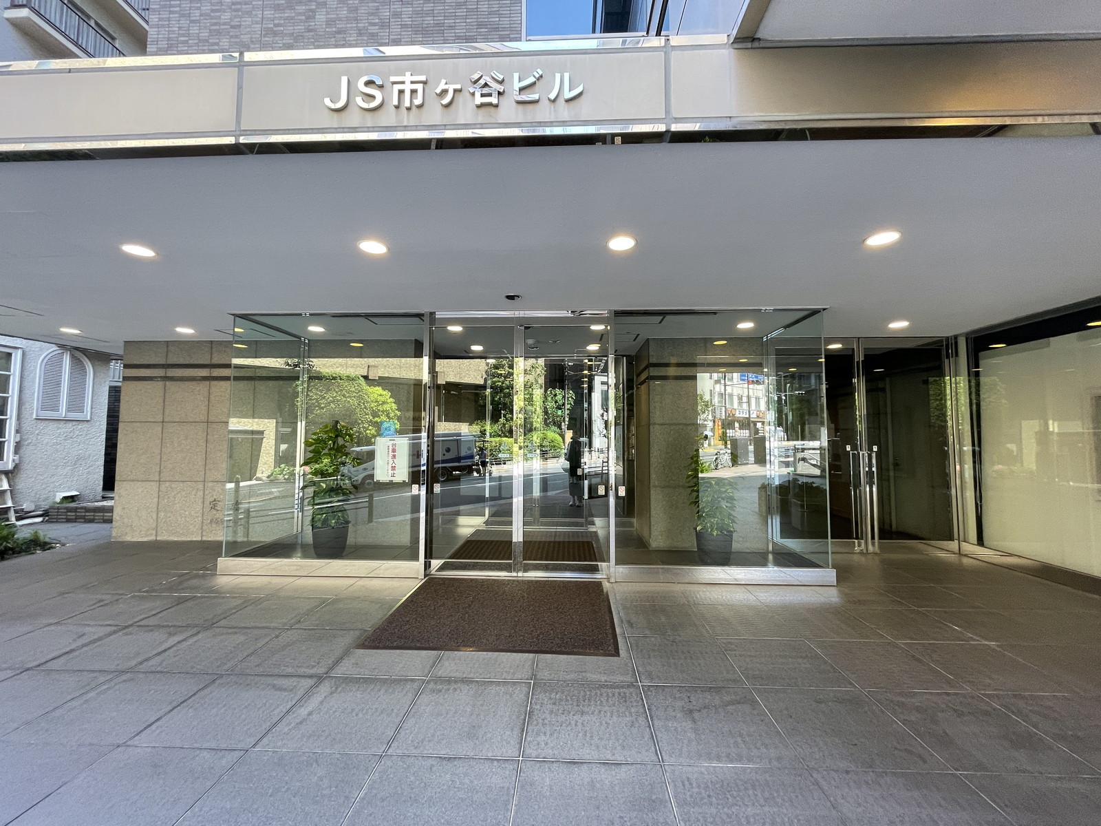 オフィスビル出入口