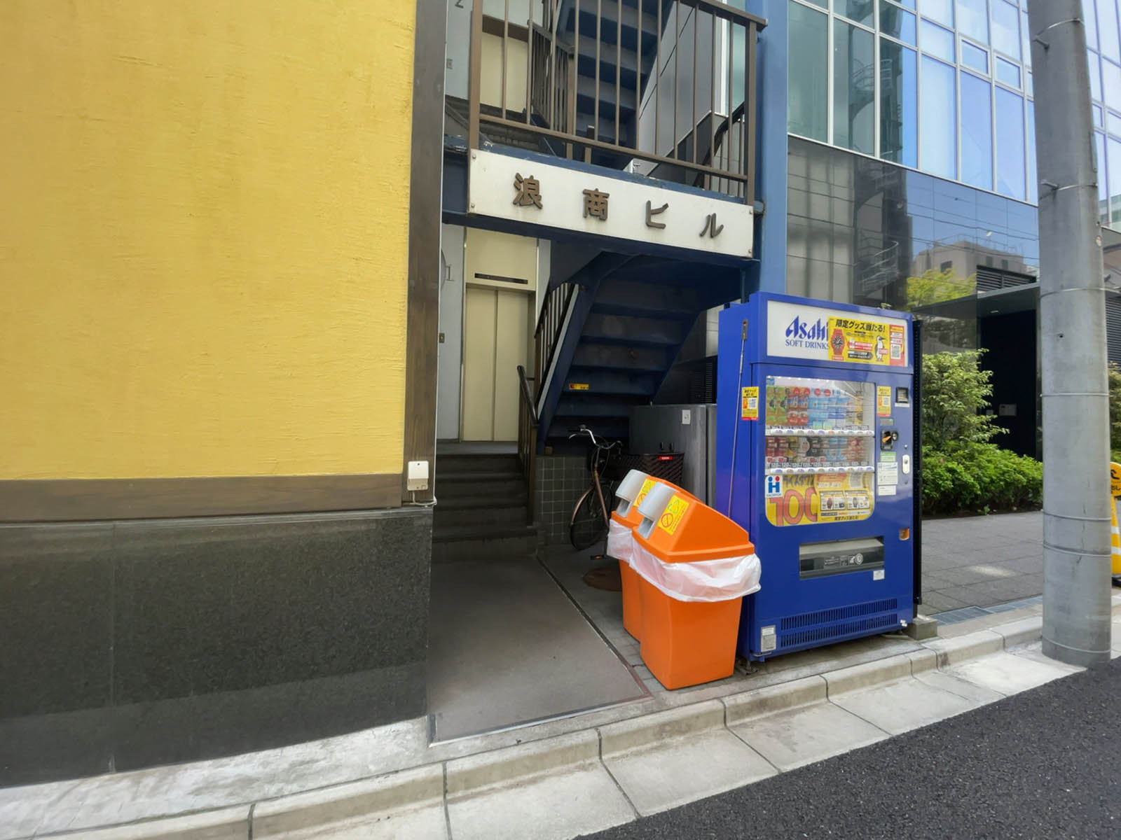 オフィスビル出入口