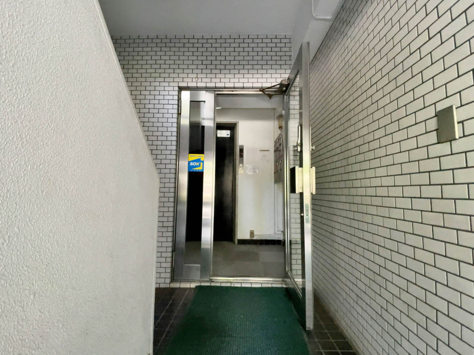 オフィスビル出入口