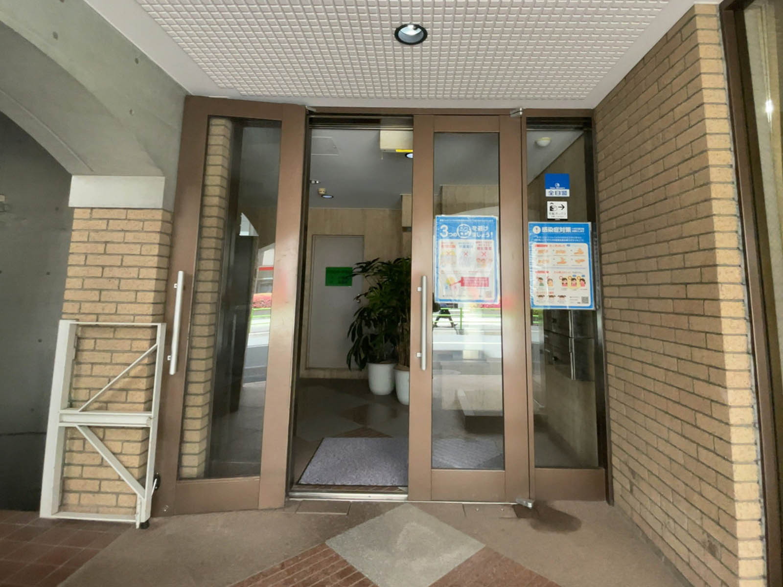 オフィスビル出入口