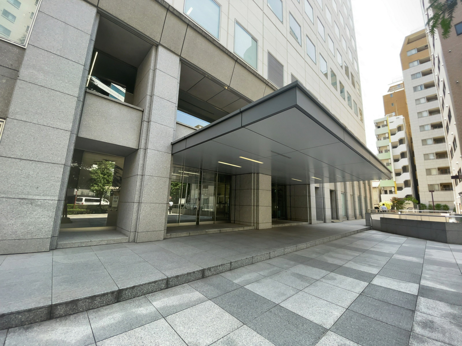 オフィスビル出入口
