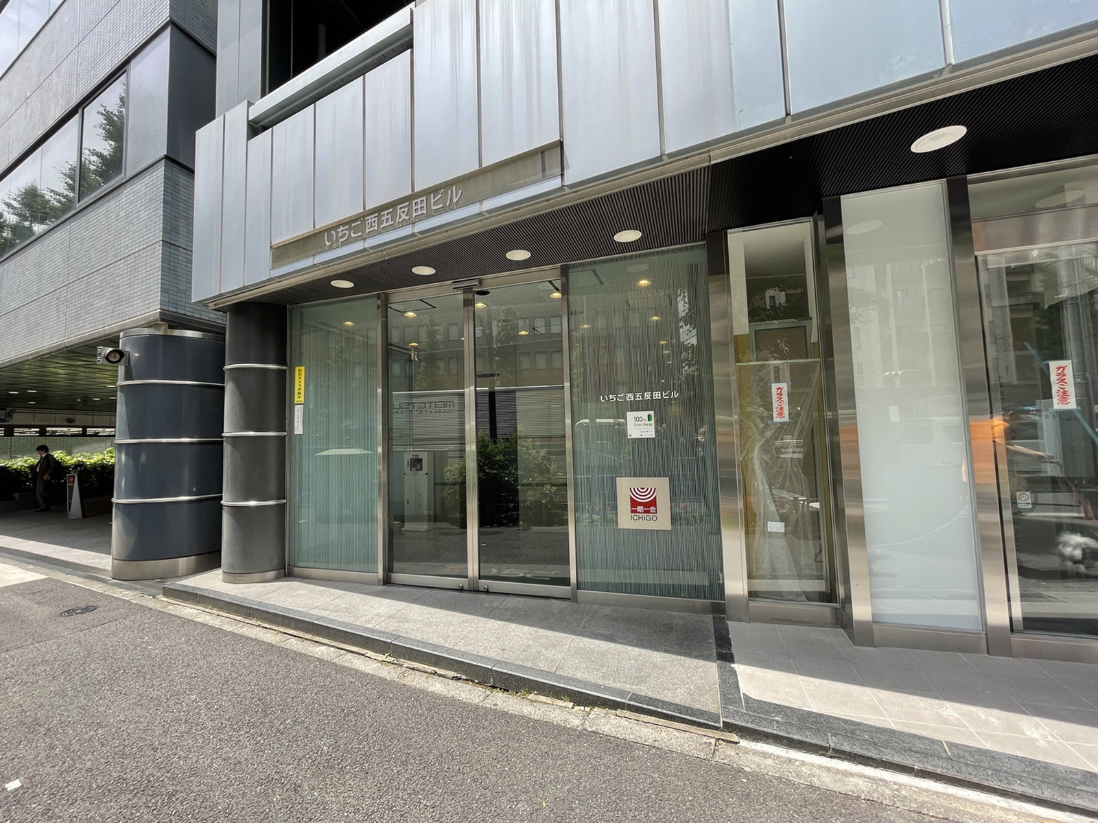オフィスビル出入口