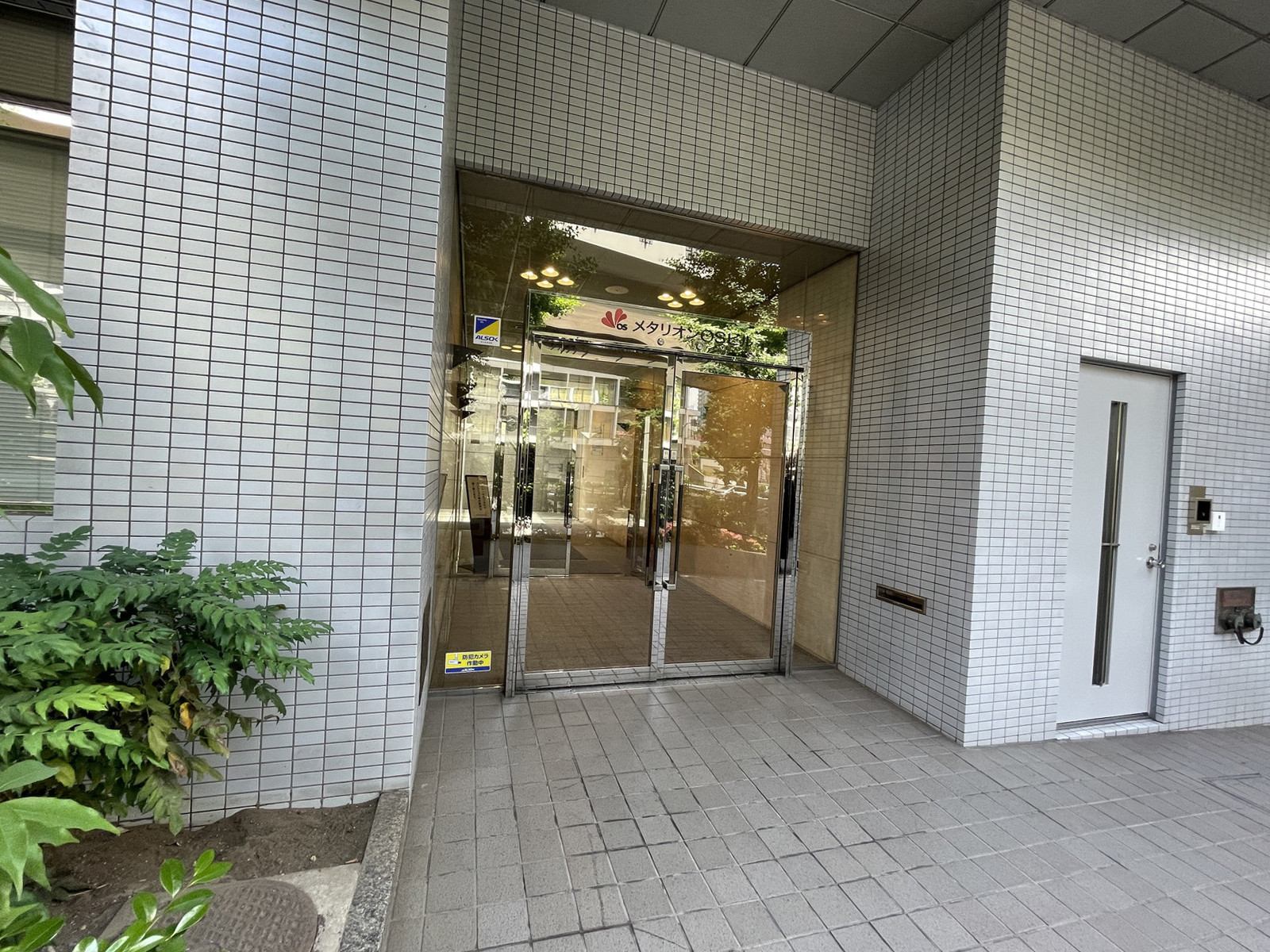 オフィスビル出入口