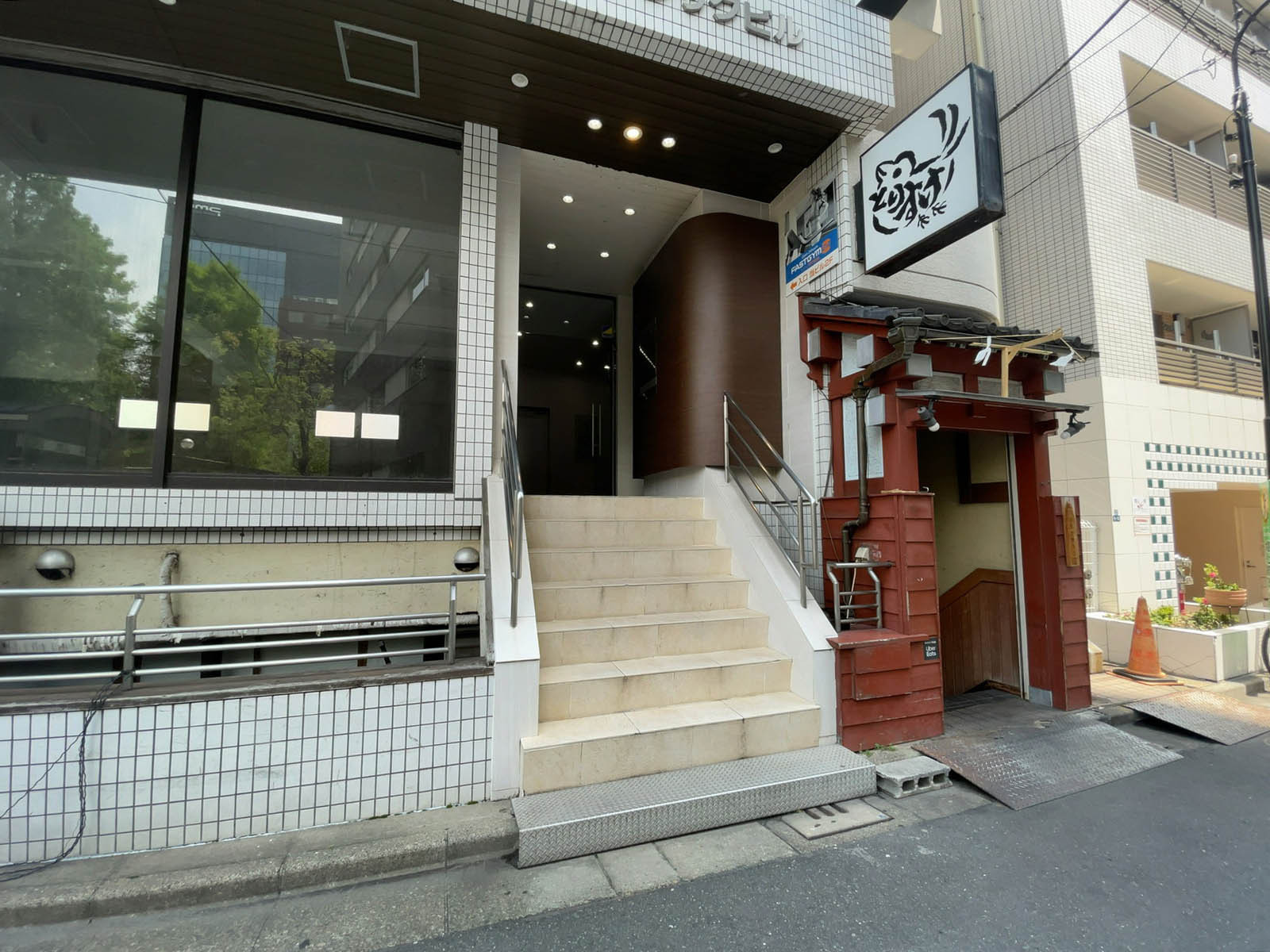 出入り口前の階段