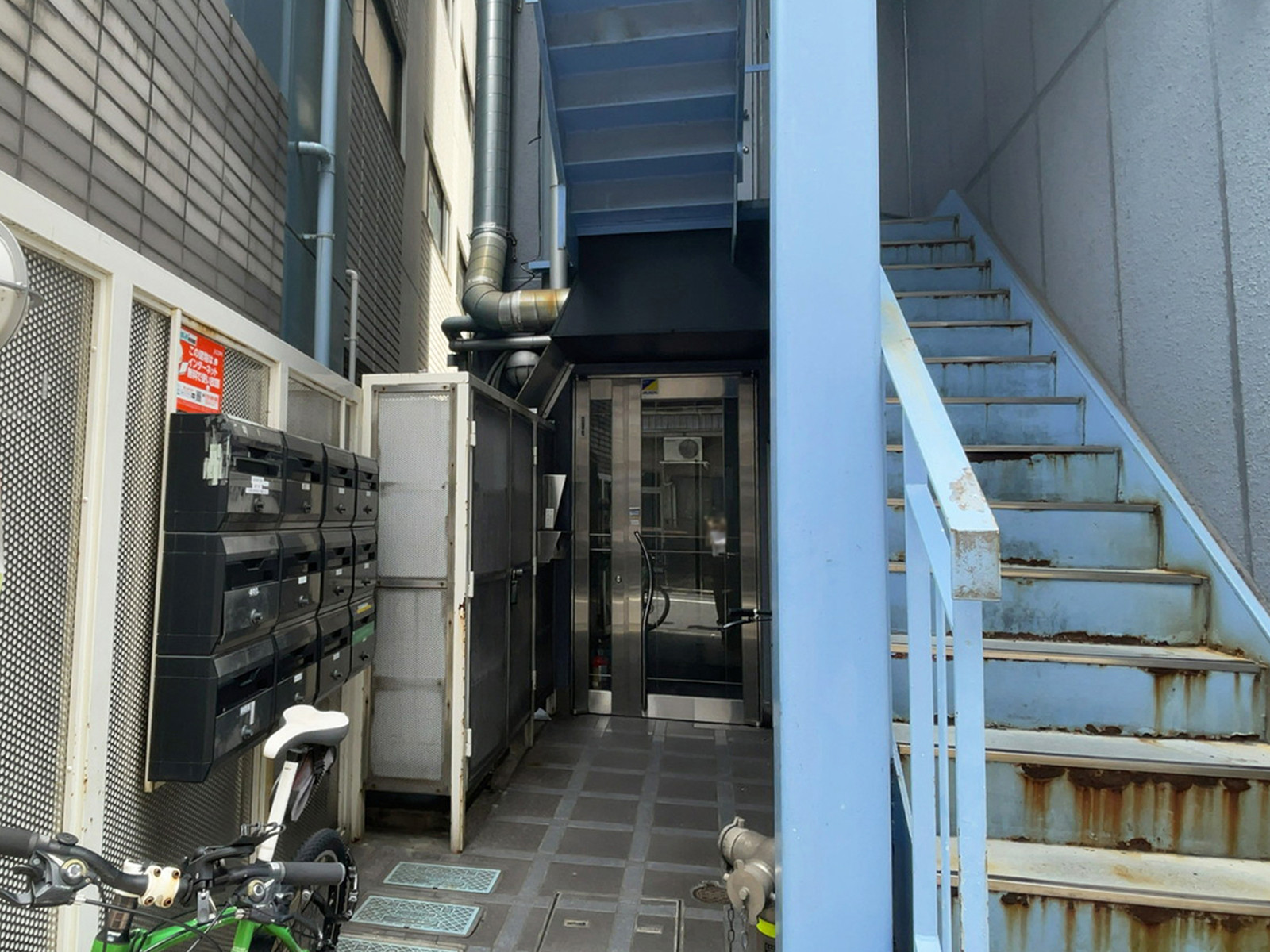 オフィスビル出入口
