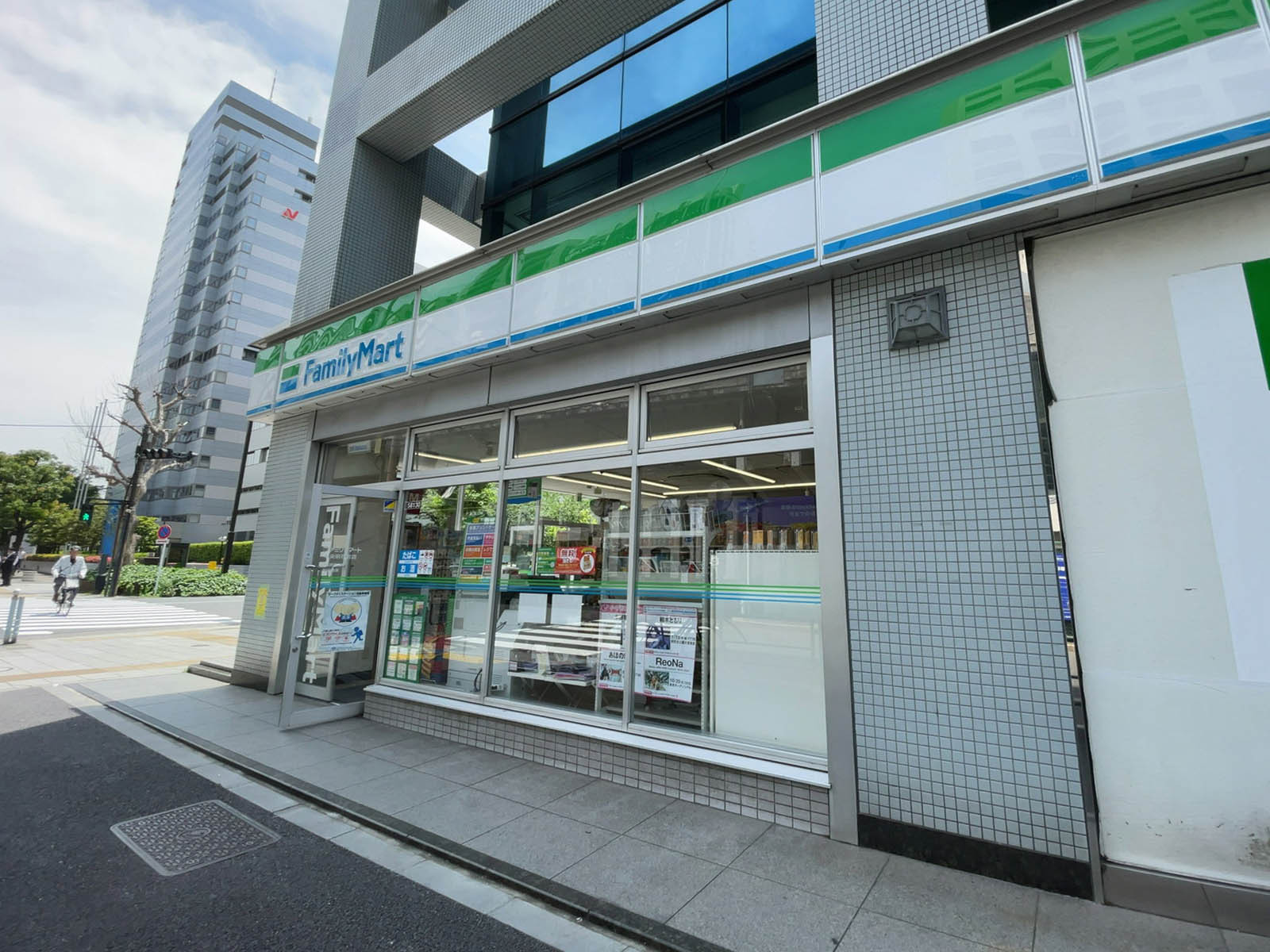 1階のファミリーマート 中央明石町店