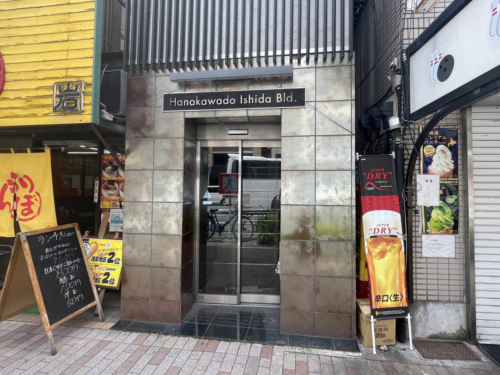 オフィスビル出入口