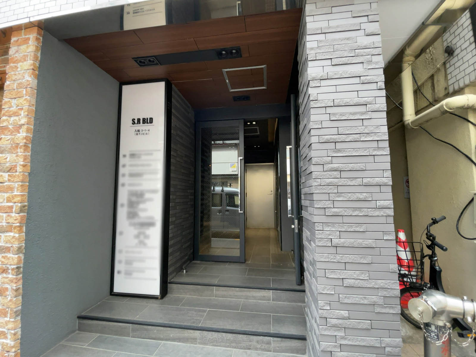 オフィスビル出入口