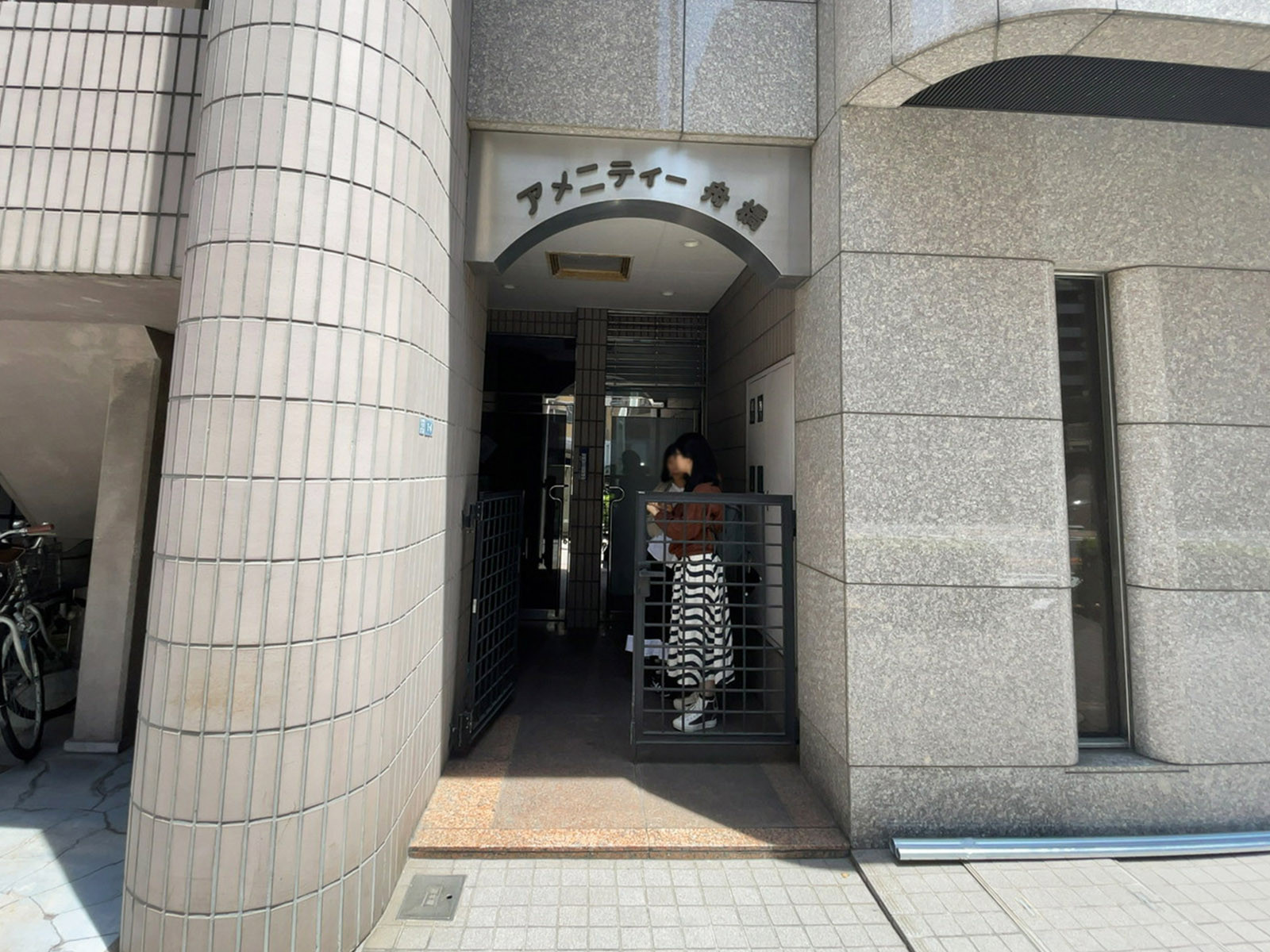 オフィスビル出入口