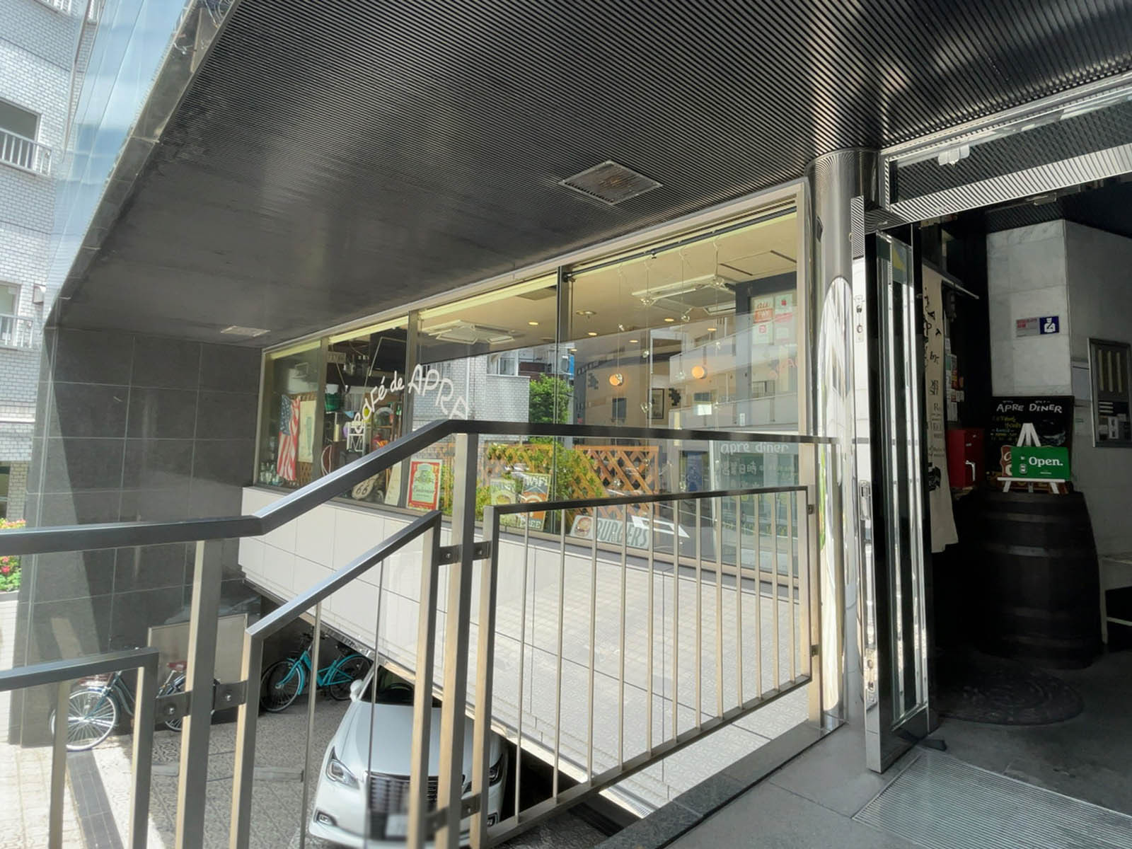 エントランス横の飲食店