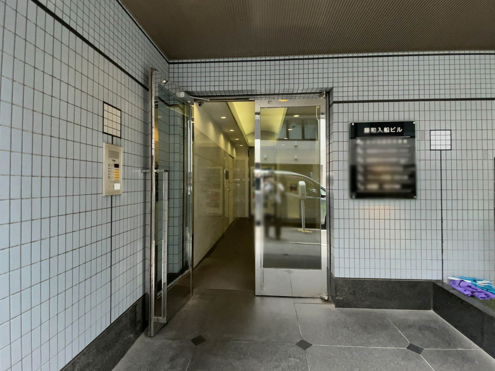 オフィスビル出入口