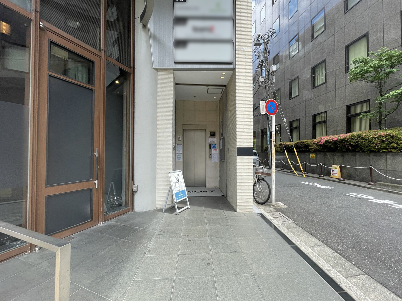 オフィスビル出入口