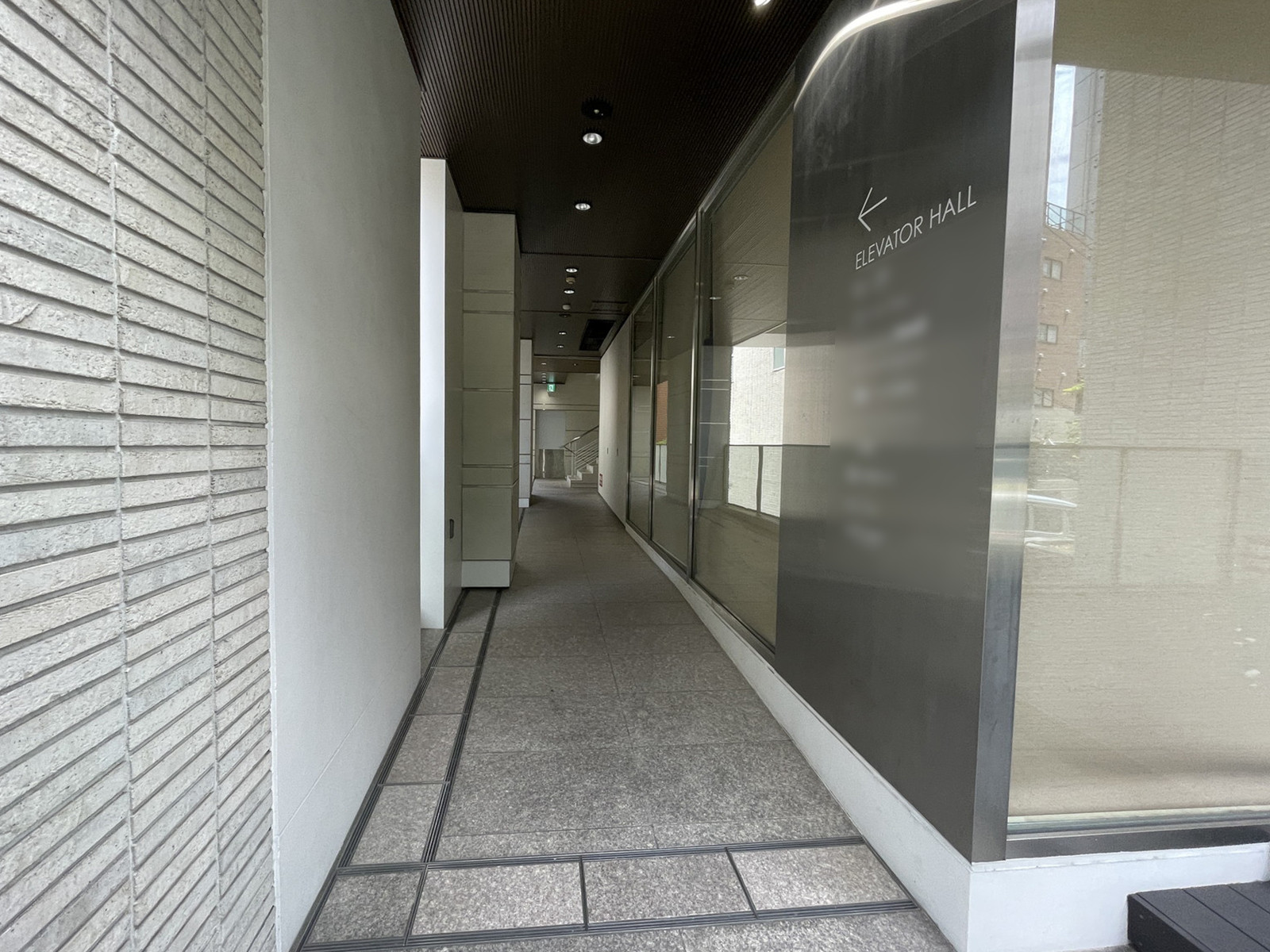 オフィスビル出入口
