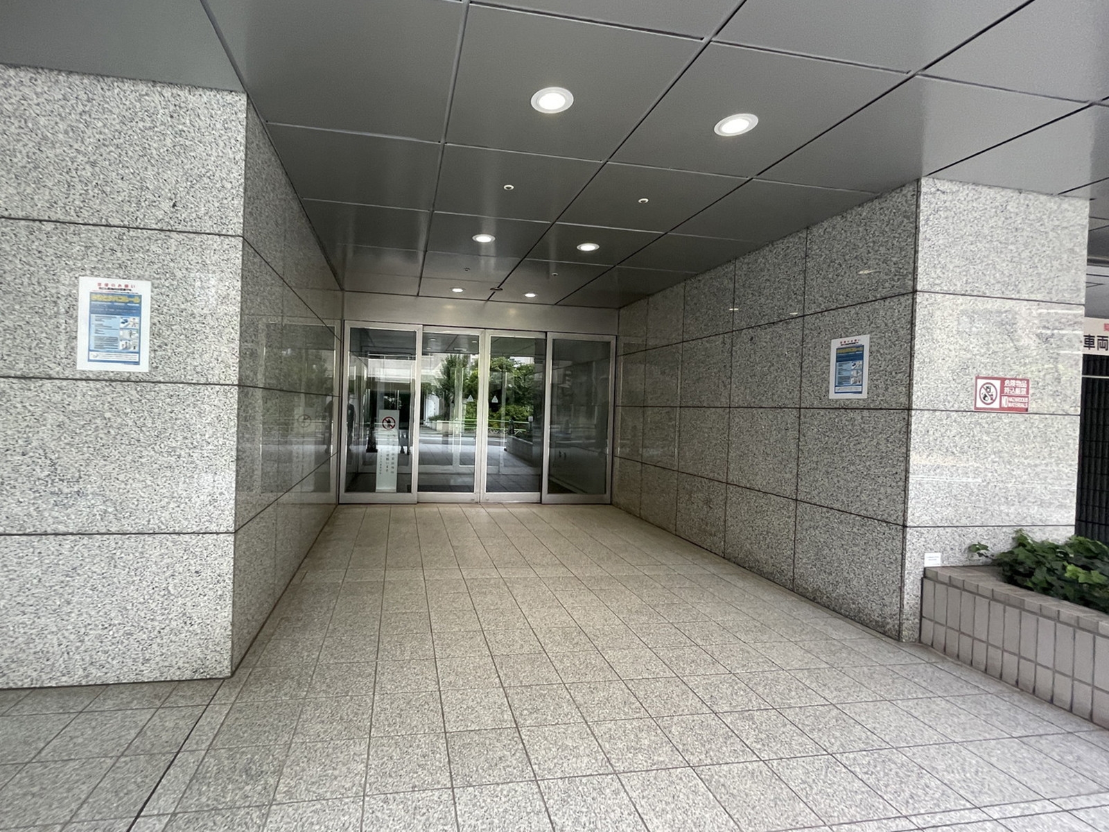 オフィスビル出入口