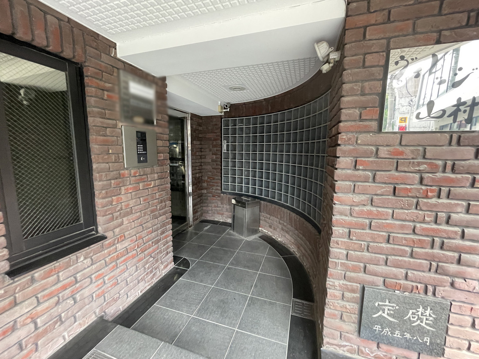 オフィスビル出入口