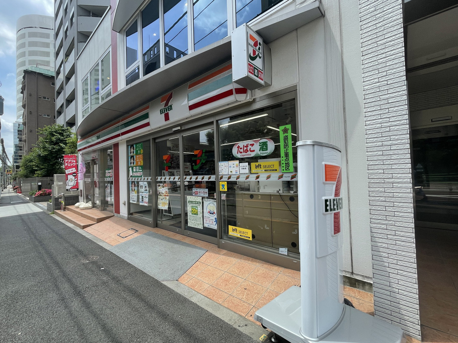 1階のセブン-イレブン西麻布3丁目店