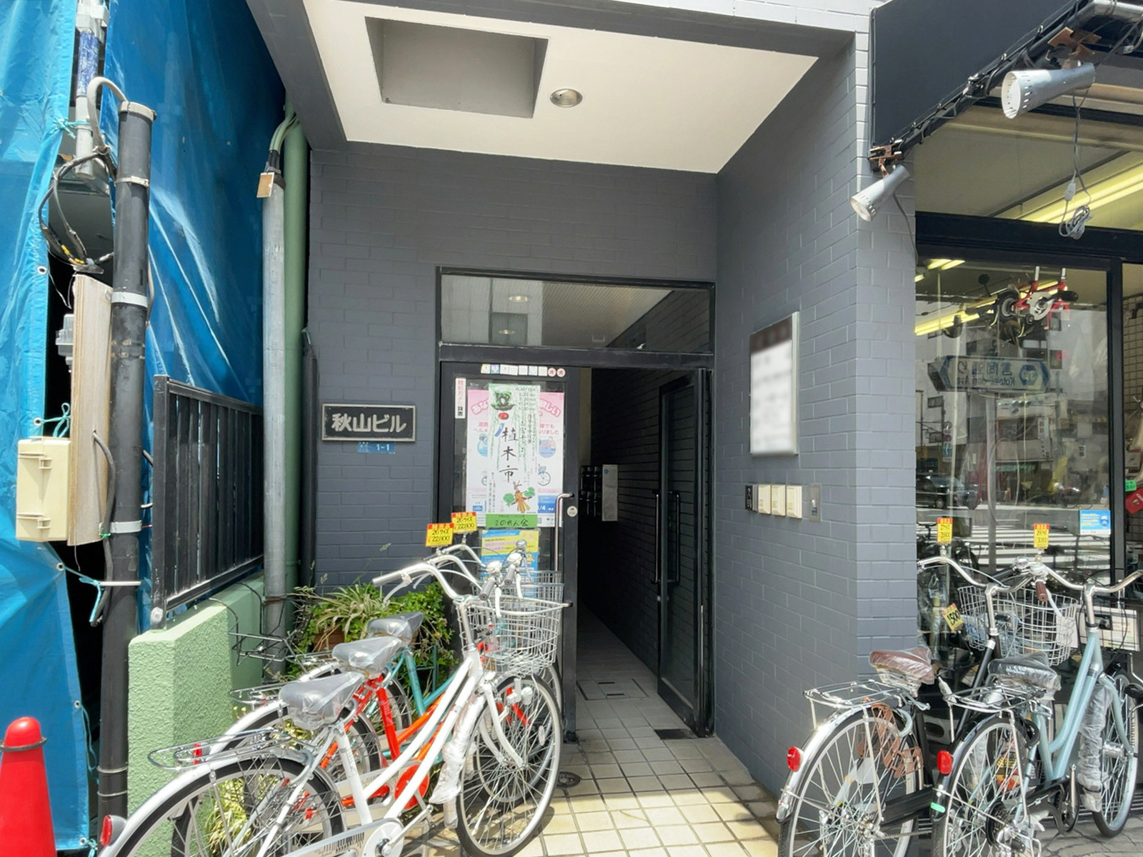 オフィスビル出入口