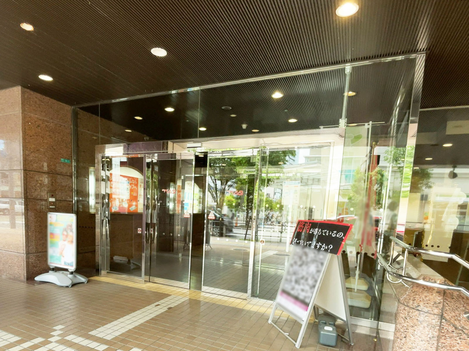 オフィスビル出入口