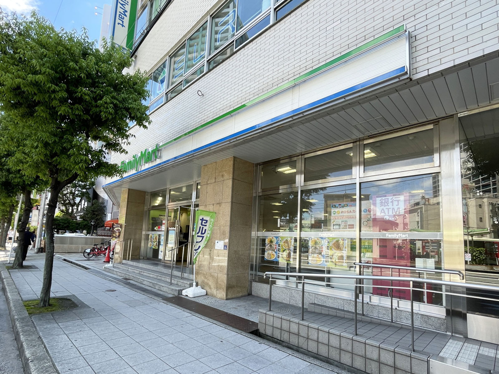 1階のファミリーマート JR天王寺駅北口店