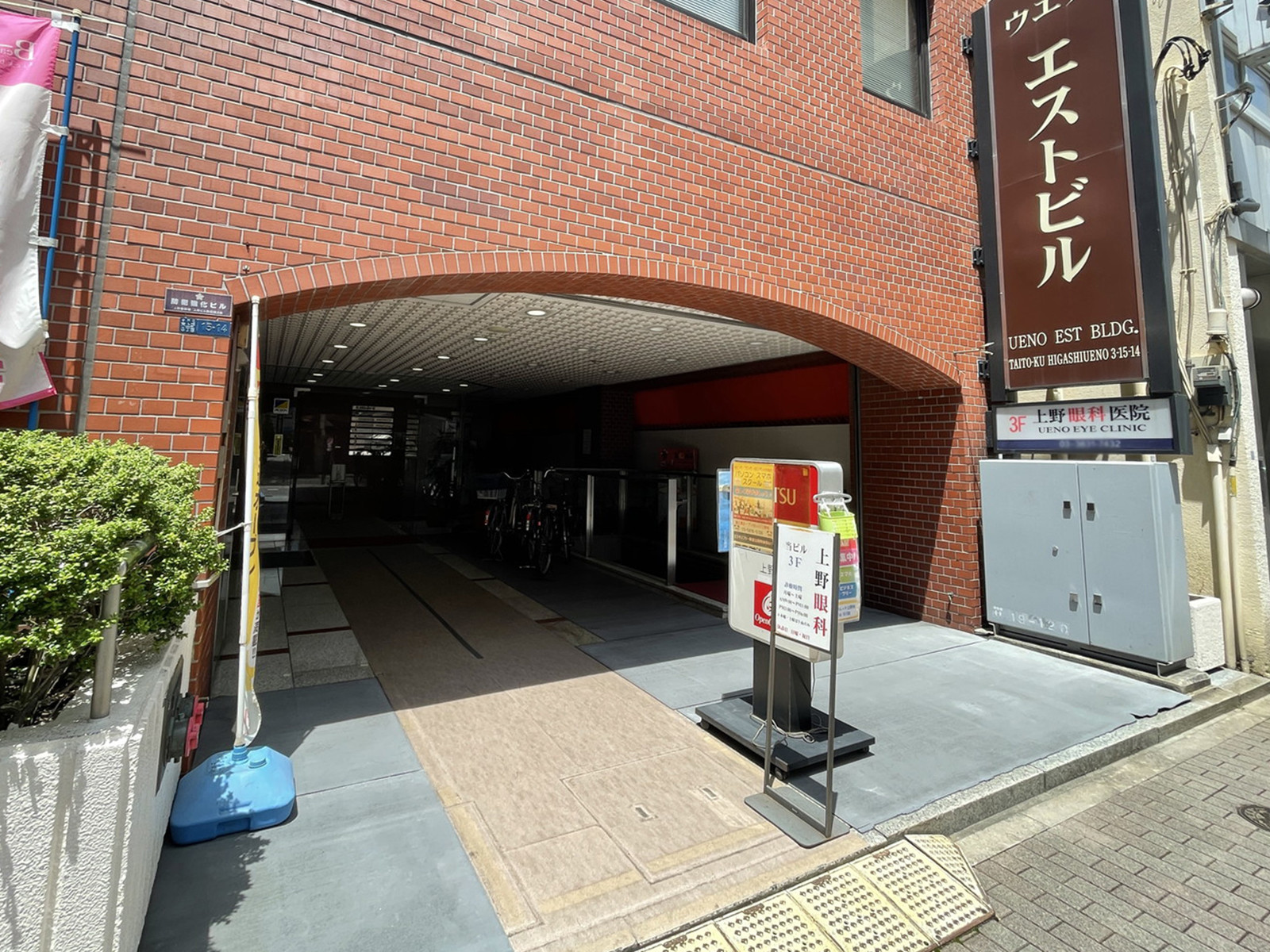 オフィスビル出入口