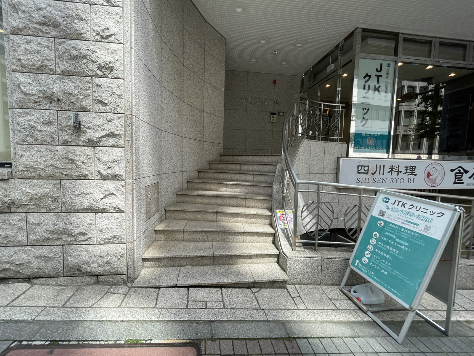 オフィスビル出入口