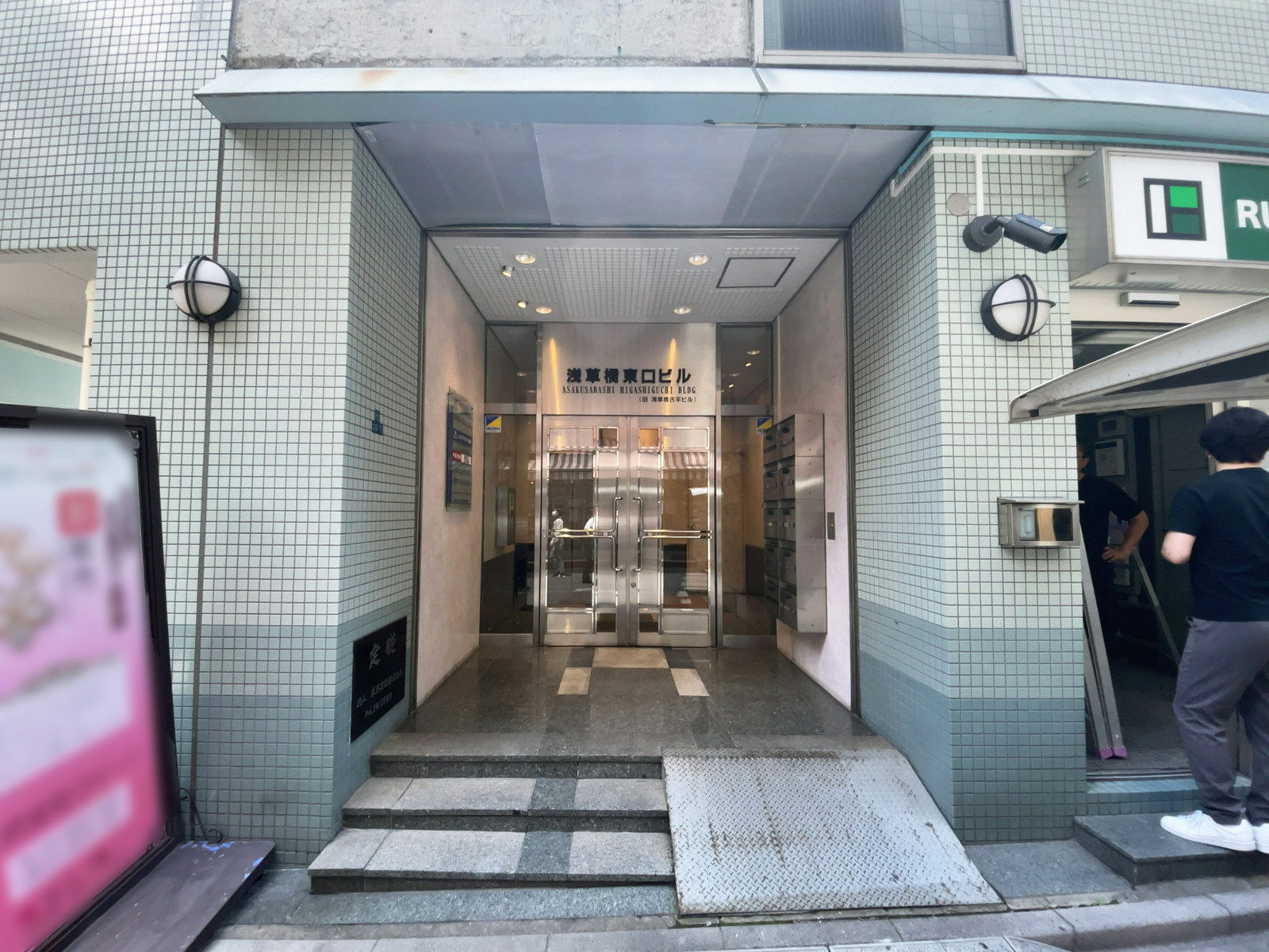 オフィスビル出入口