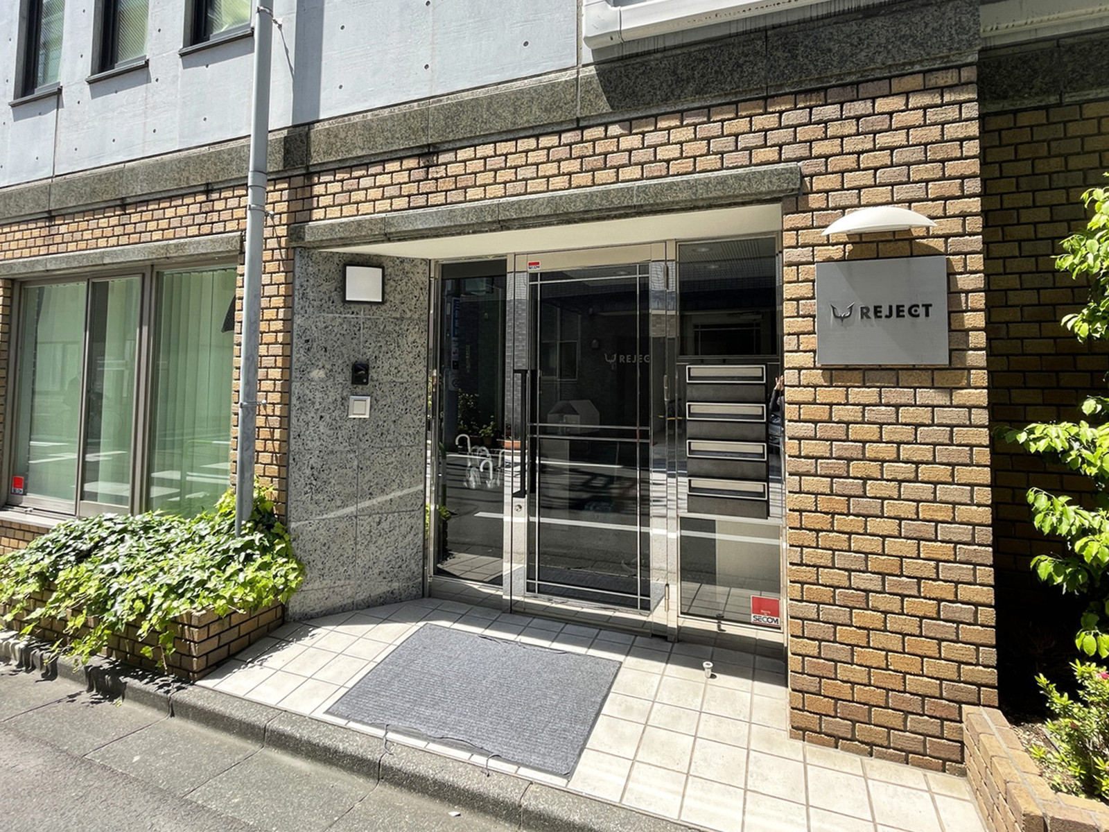 オフィスビル出入口