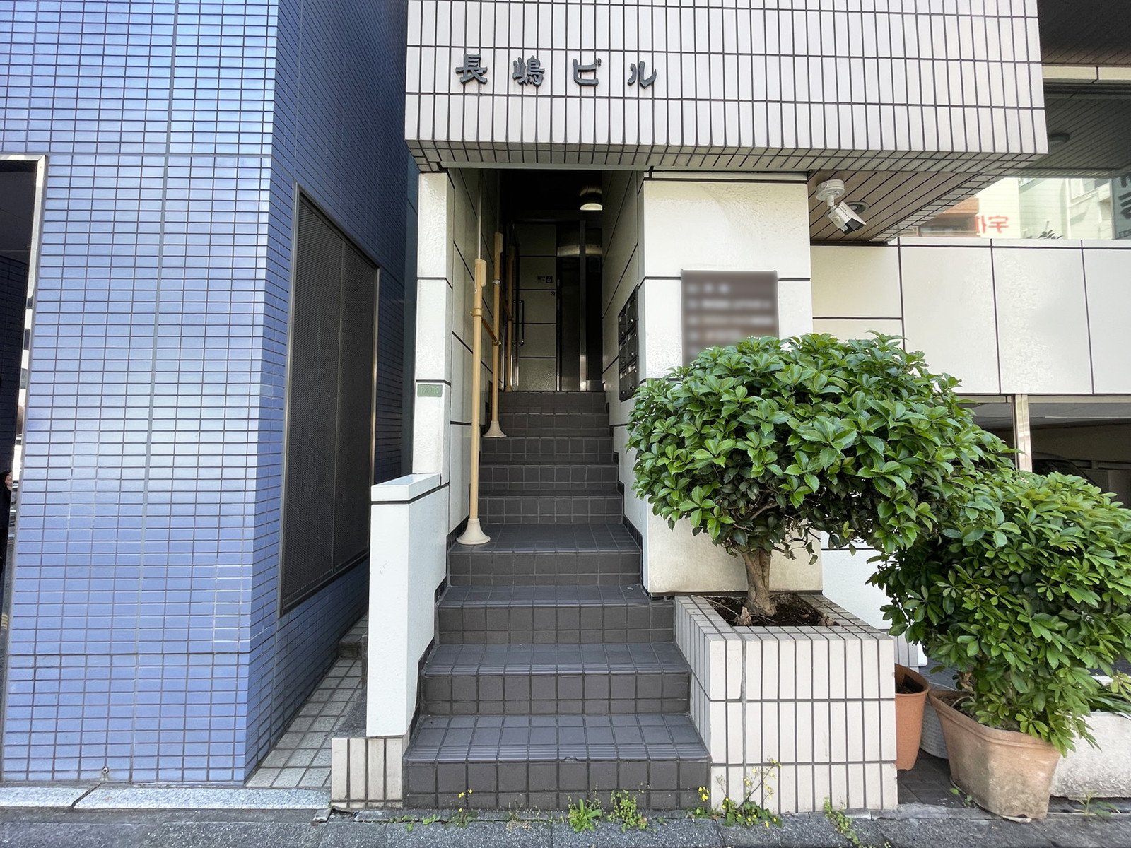 オフィスビル出入口
