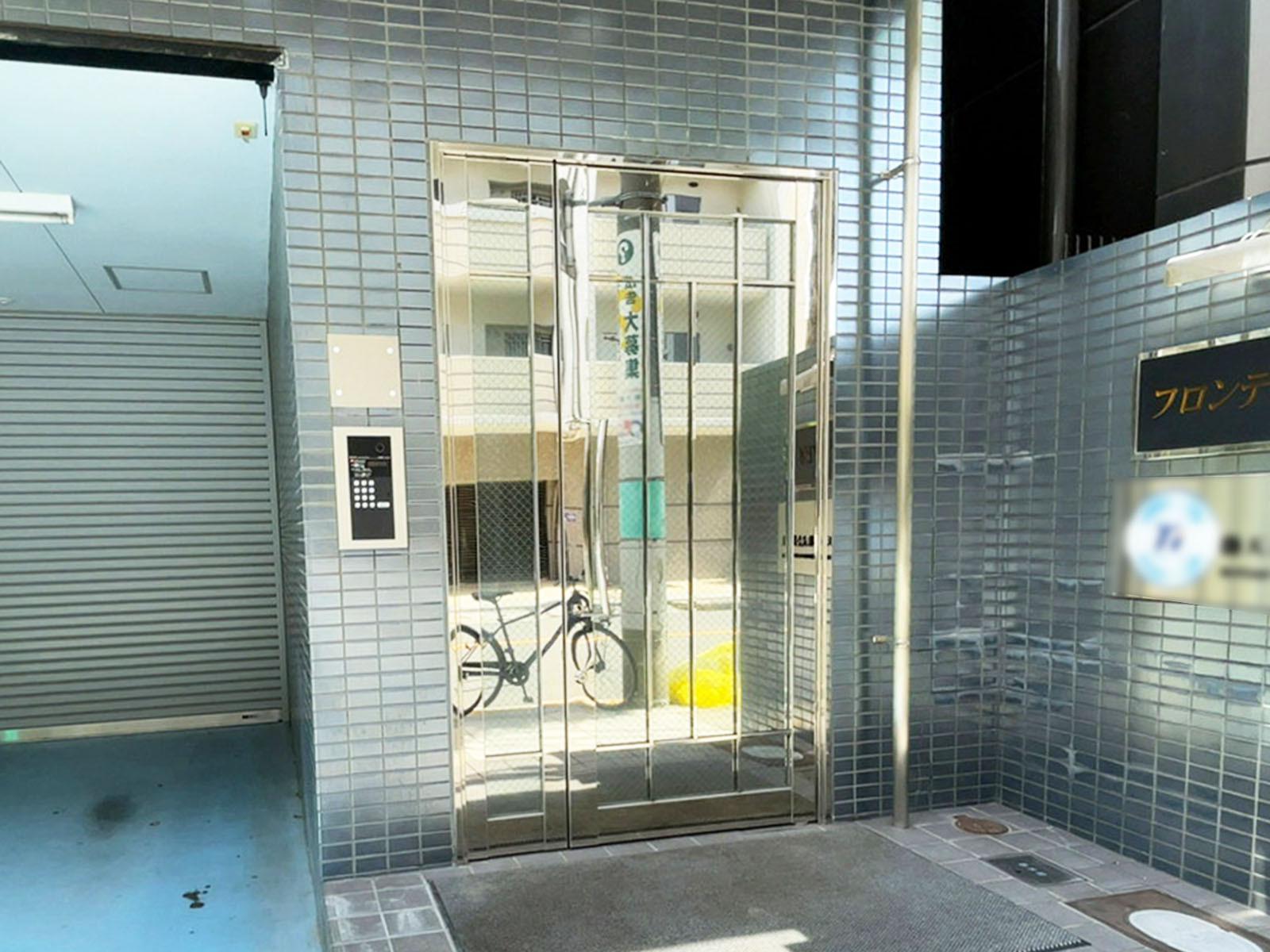 オフィスビル出入口