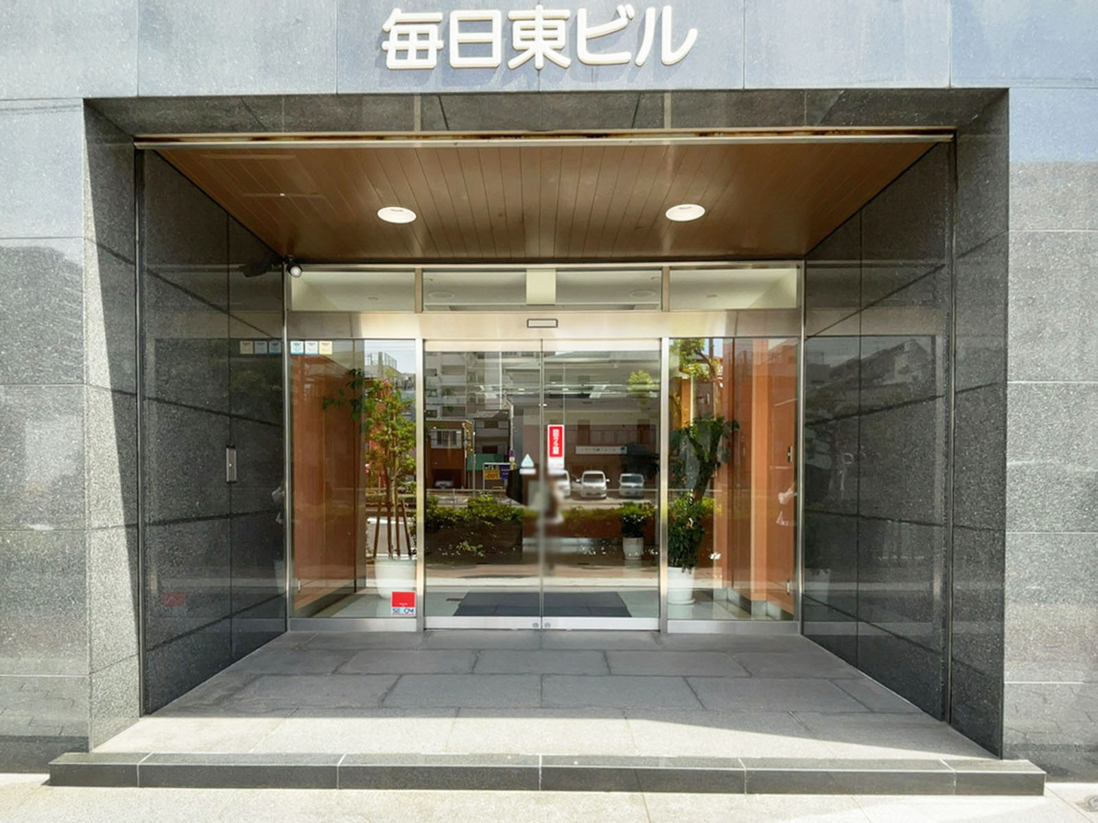 オフィスビル出入口