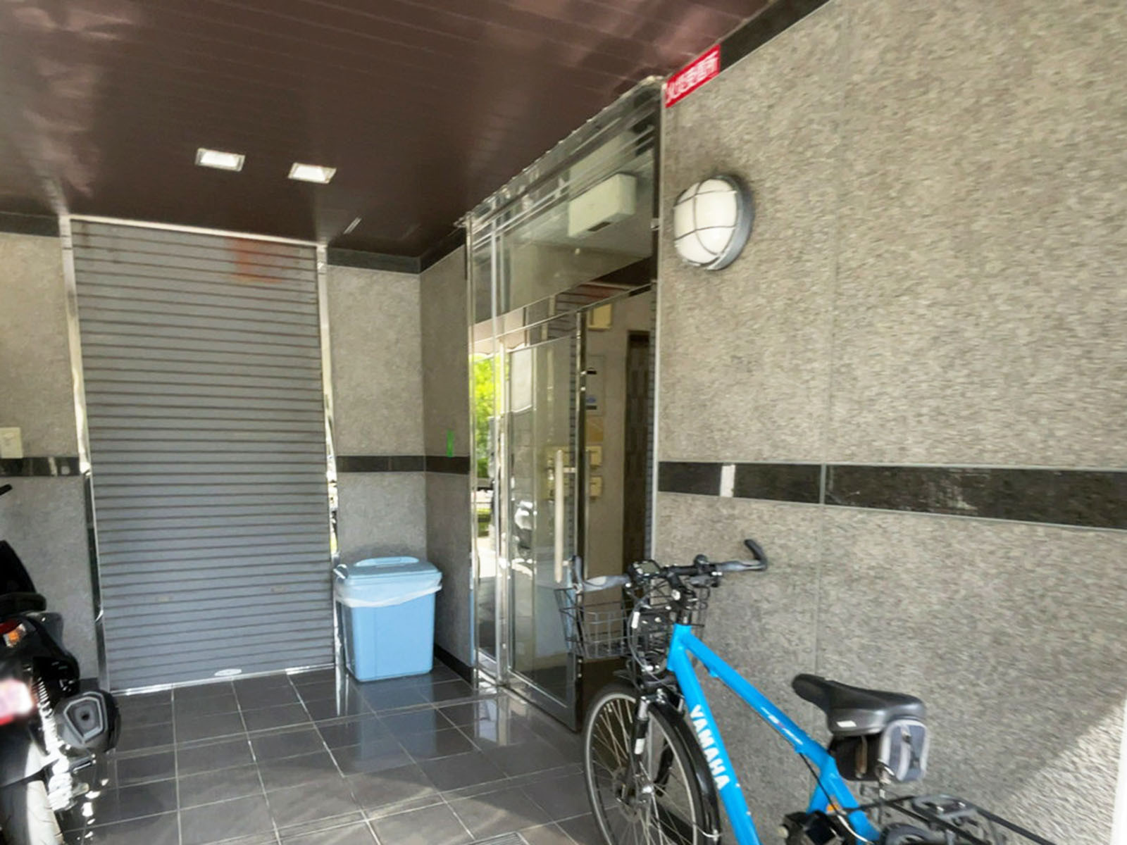 オフィスビル出入口