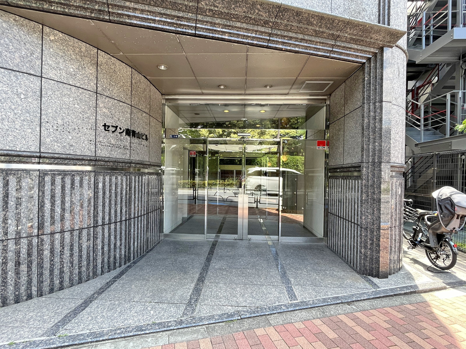 オフィスビル出入口