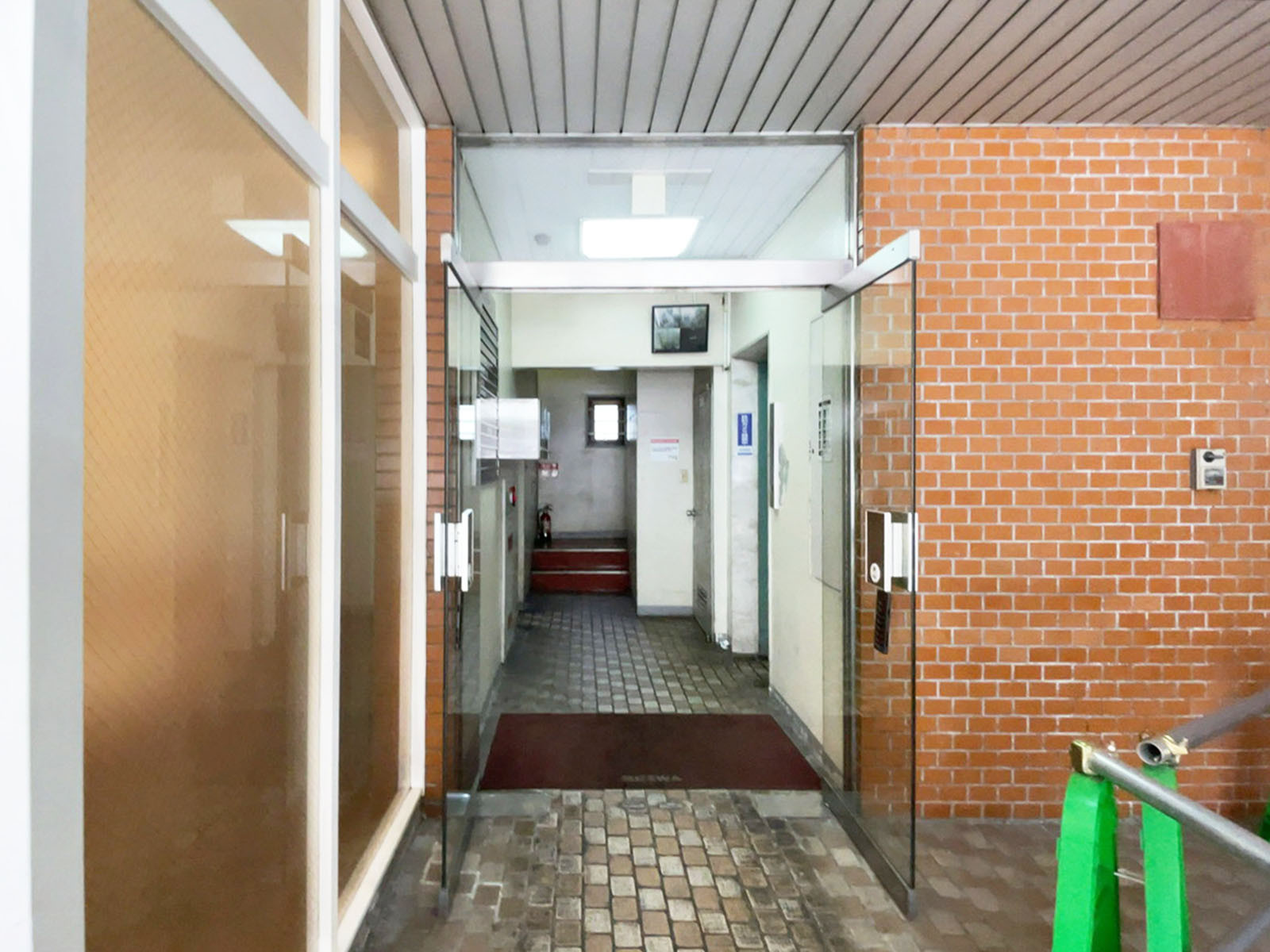 オフィスビル出入口