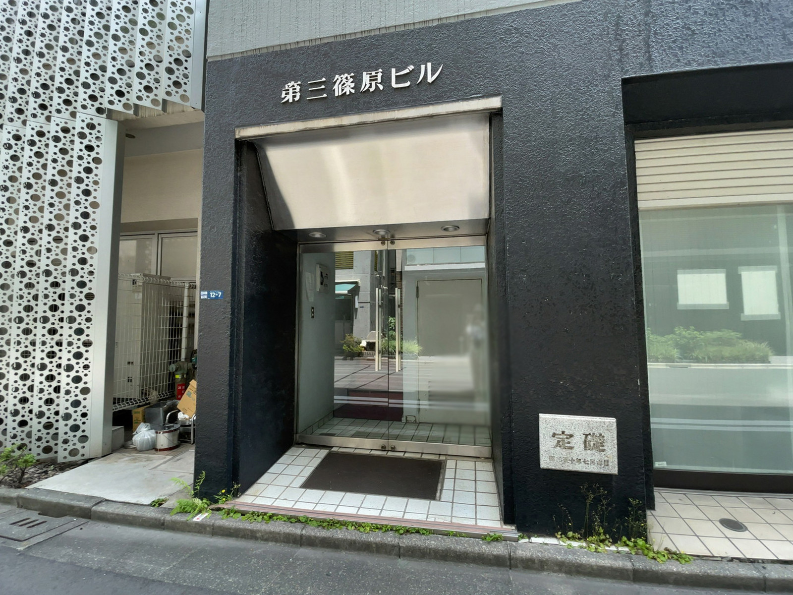 オフィスビル出入口