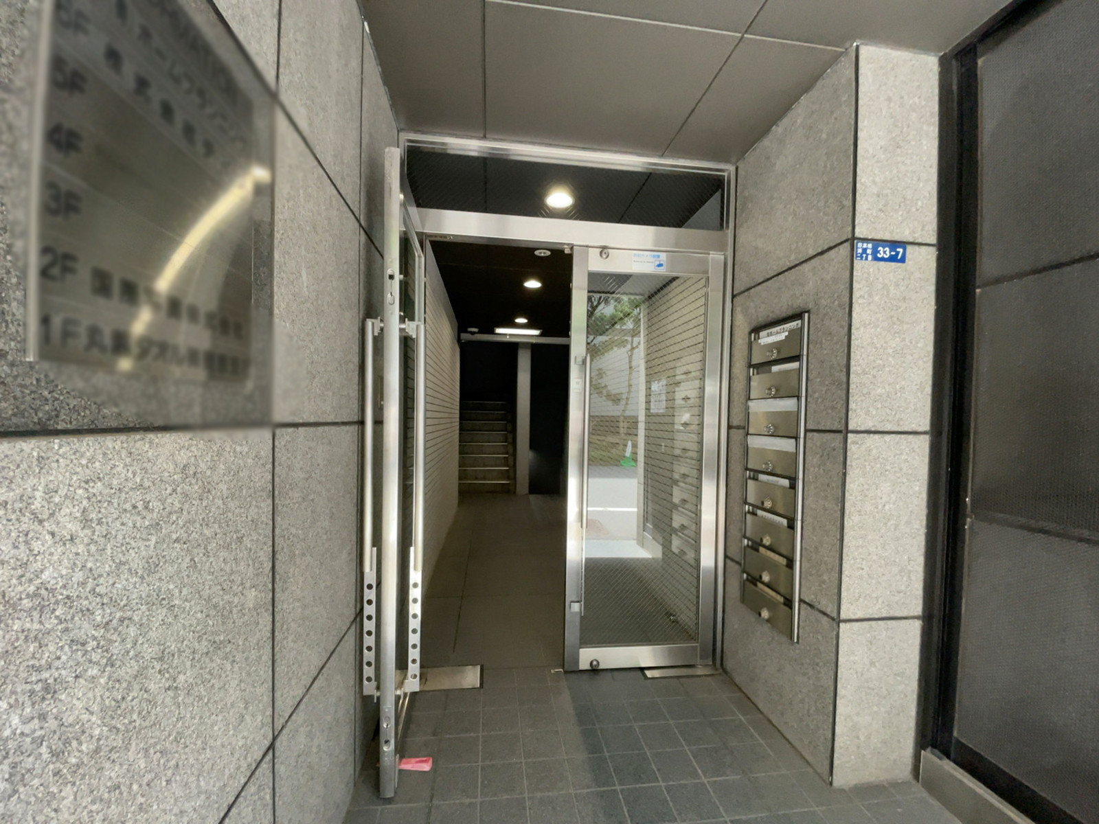 オフィスビル出入口