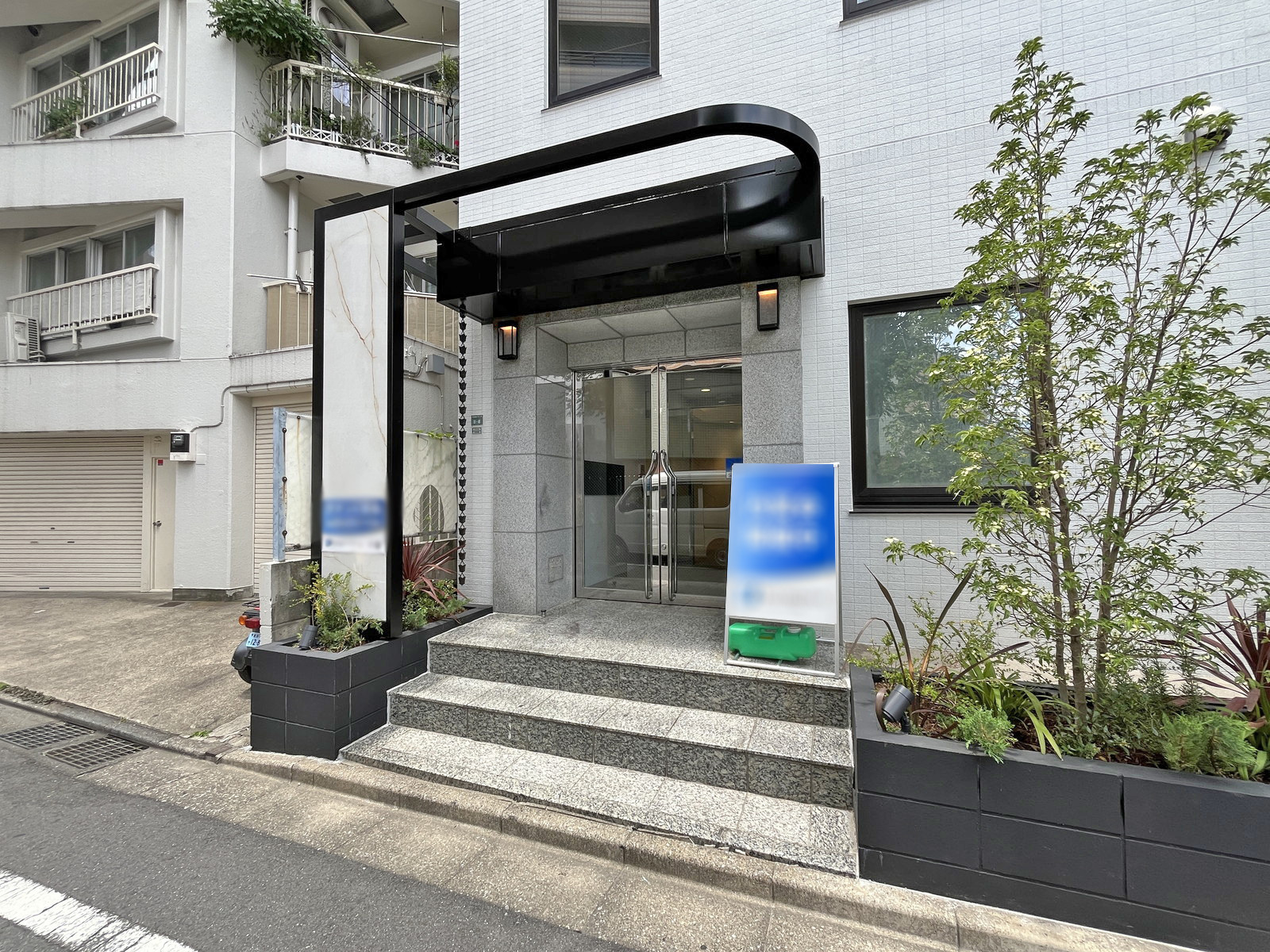 オフィスビル出入口