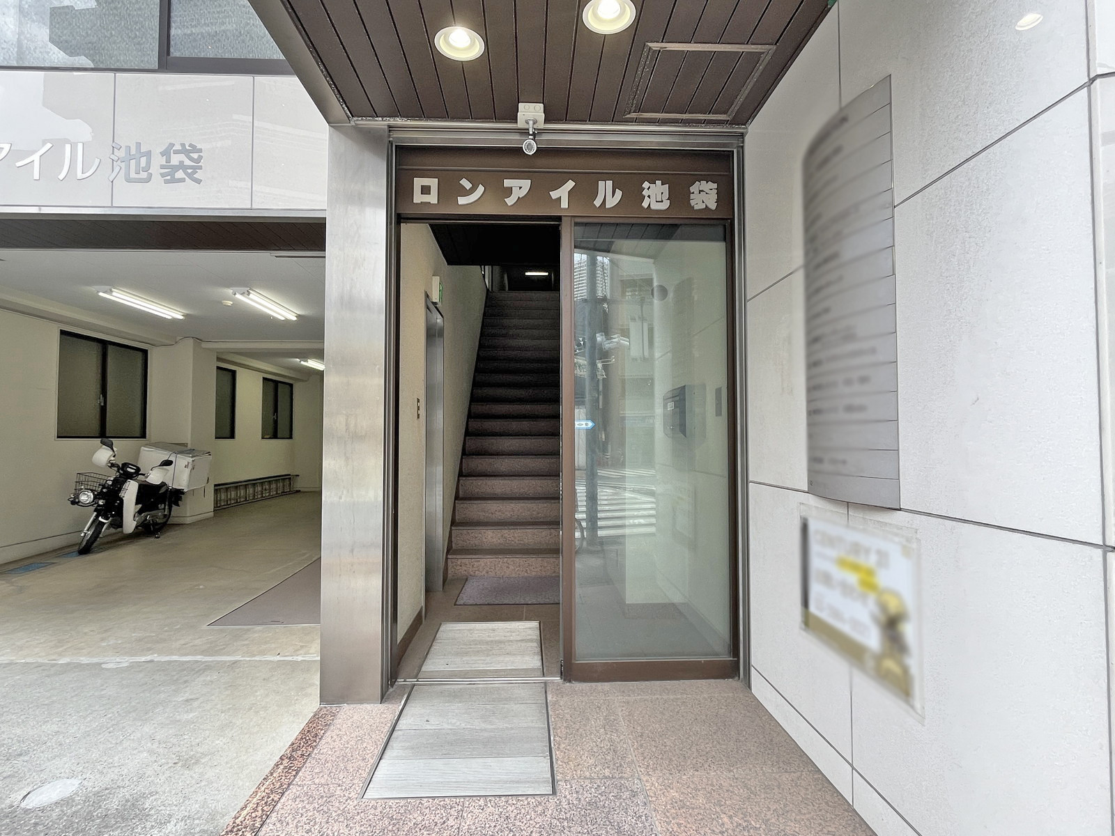 オフィスビル出入口