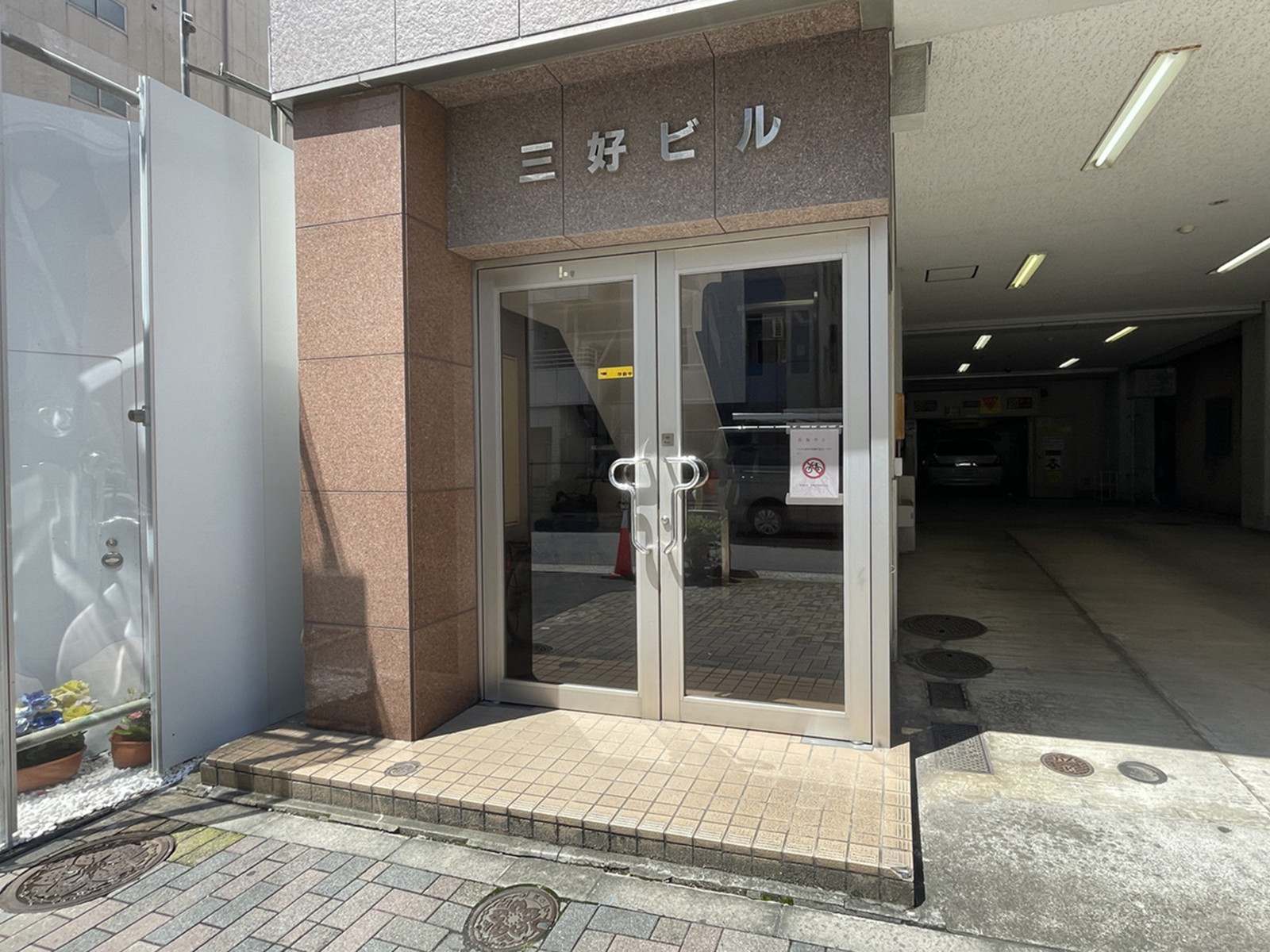 オフィスビル出入口