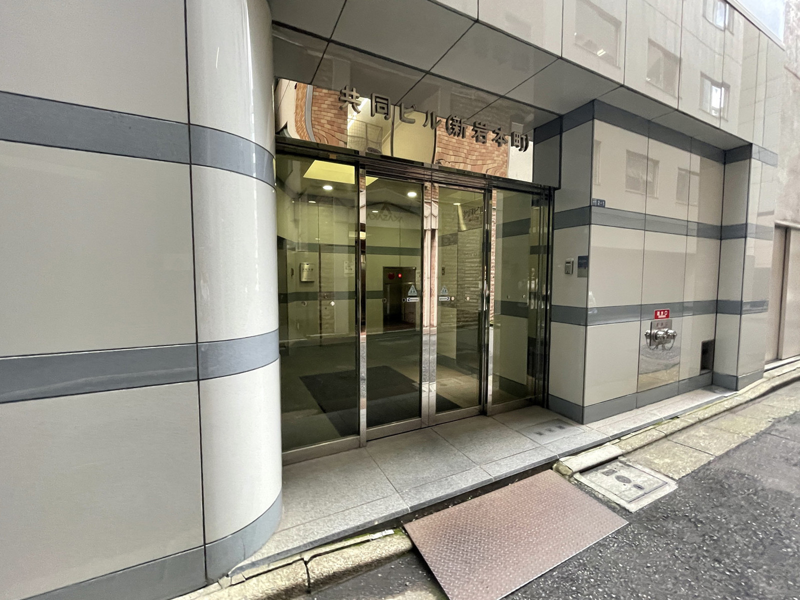 オフィスビル出入口