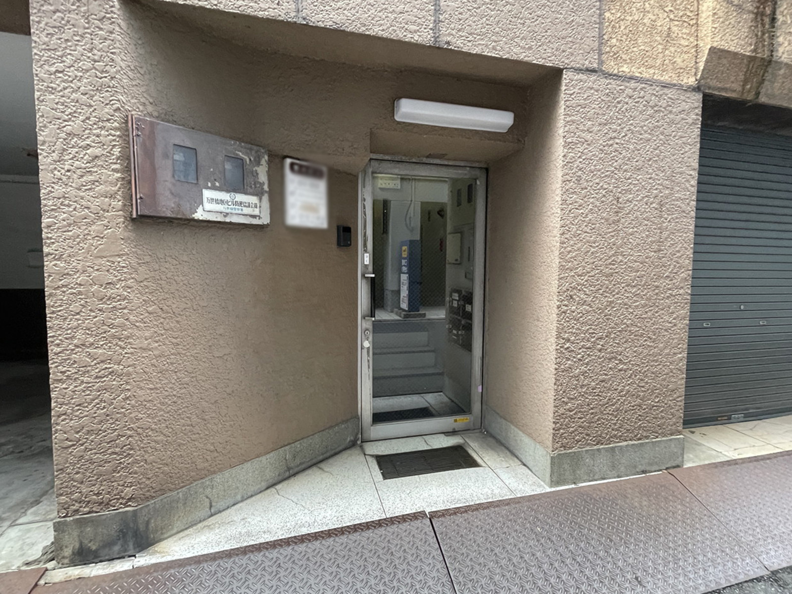 オフィスビル出入口