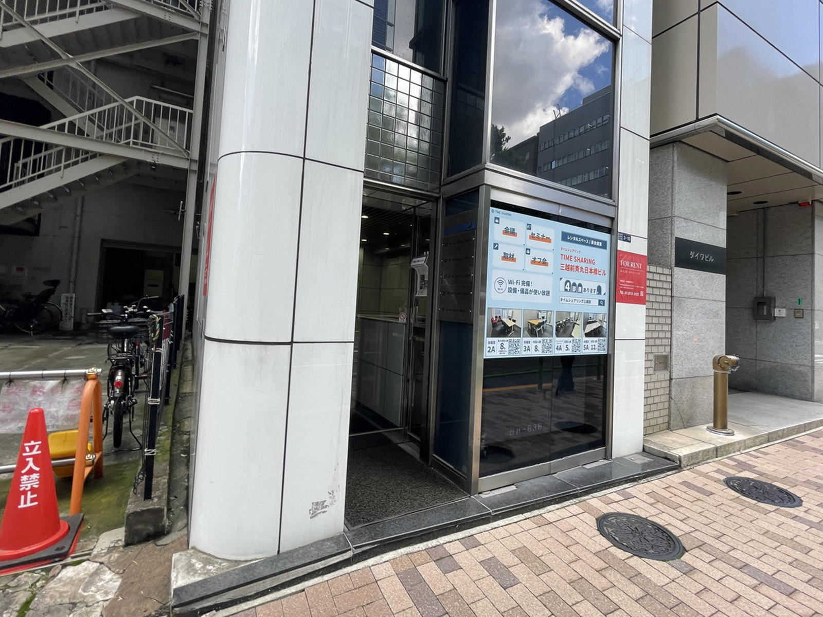 オフィスビル出入口