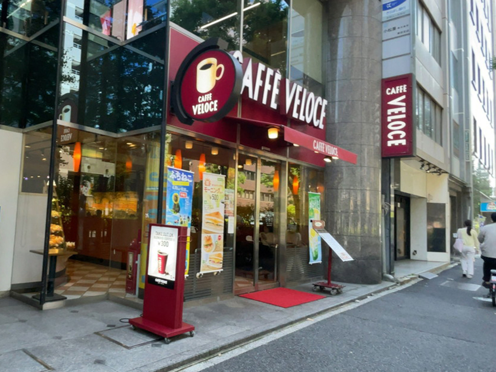 1階のカフェ・ベローチェ新橋3丁目店