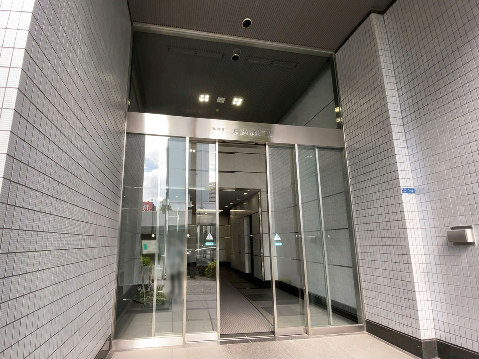 オフィスビル出入口